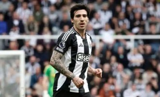 1亿英镑报价？曼联锁定卡塞米罗接班人，梅努迎理想搭档