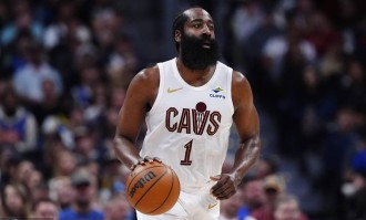 大心脏！哈登关键三分为胜利奠基 2战最后时刻定江山